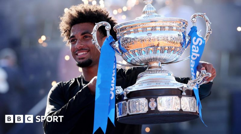 Arthur Fils celebrating his victory at the Barcelona clay-court title.