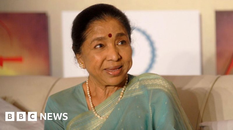 Crowd gathered to honor Asha Bhosle at her funeral in Mumbai.