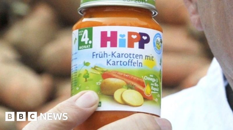 Parents examining baby food jars during the HiPP recall in Austria.