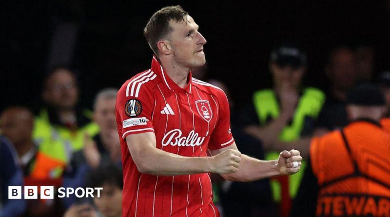 Chris Wood Nottingham Forest players practicing together on the field.