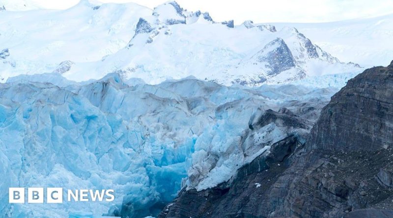 Professionals discussing the future of Argentina's glaciers and water resources.