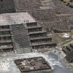 Tourists visiting Teotihuacán, emphasizing the Teotihuacán gunman situation.