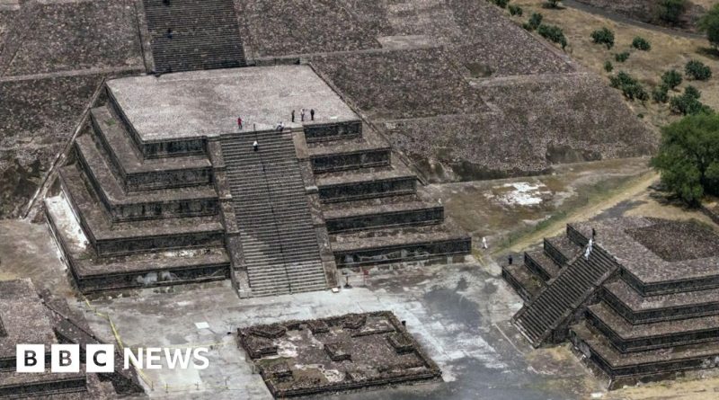 Tourists visiting Teotihuacán, emphasizing the Teotihuacán gunman situation.
