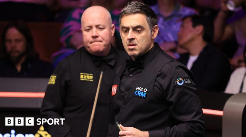 John Higgins and Ronnie O'Sullivan in an intense snooker match comeback.