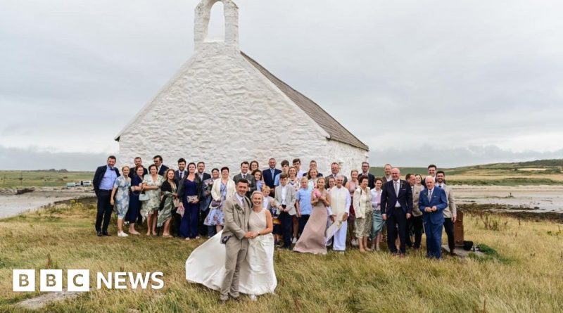 Couples discuss island church wedding challenges with tidal considerations.