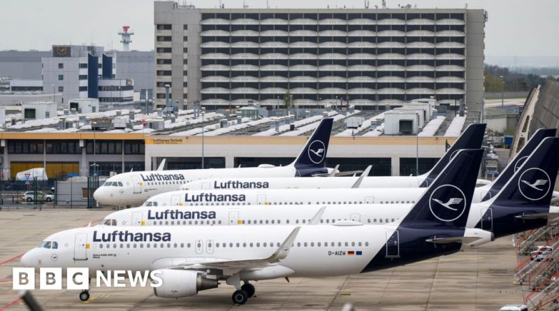 Travelers at airport during summer, highlighting Lufthansa summer flights.
