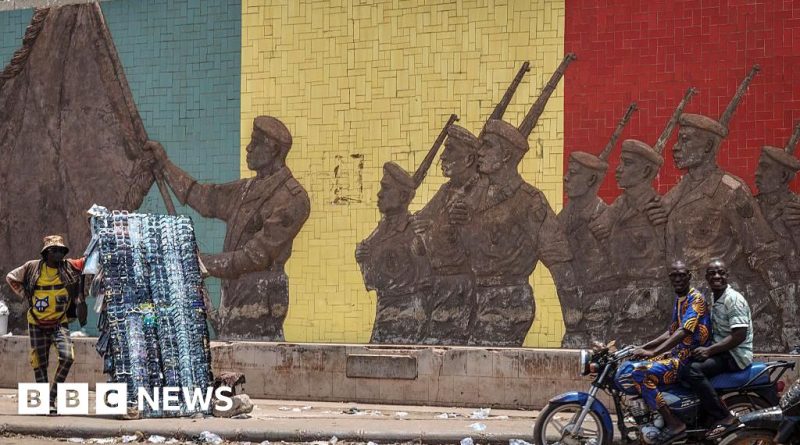 Mali blockade tensions with security personnel and concerned citizens.