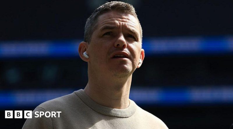 Manchester United Champions League scenario with coaches discussing strategies on a soccer field.