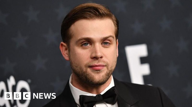 A group of actors in professional attire discussing The Lord of the Rings cast.