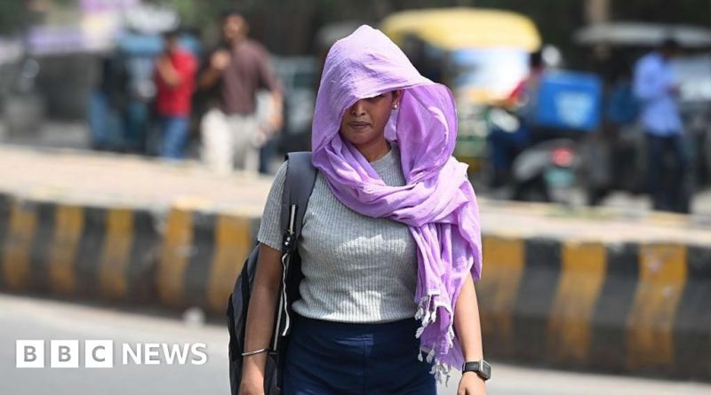 People in northern India navigate a heatwave with heatwave warnings.