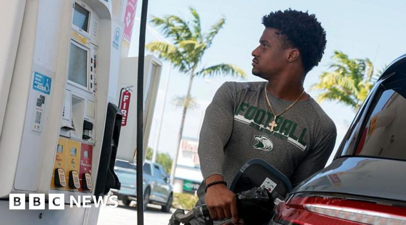 Professionals in formal attire discussing US-Iran peace talks at a meeting.