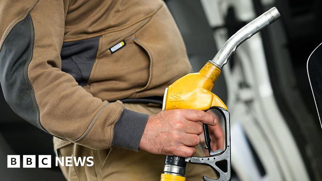 Business professionals engaged in US-Iran peace talks discussion.