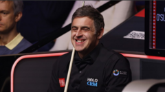 Ronnie O'Sullivan cue change during a snooker competition.