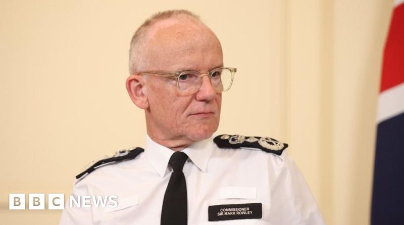 Police chief defends officers at a press conference about a knife incident.