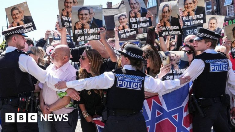 Protesters demonstrating against Keir Starmer in Golders Green, London.