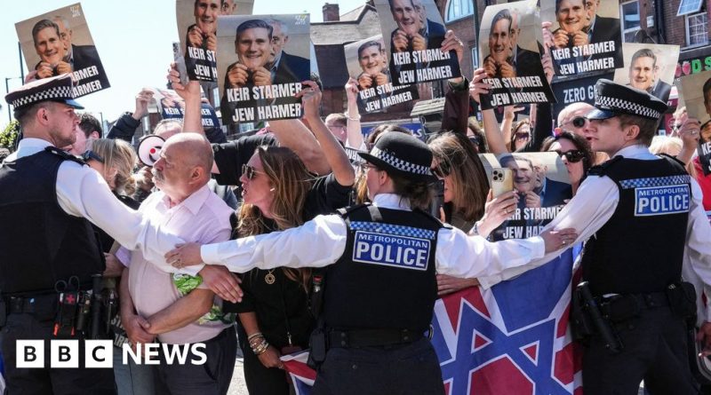 Protesters demonstrating against Keir Starmer in Golders Green, London.