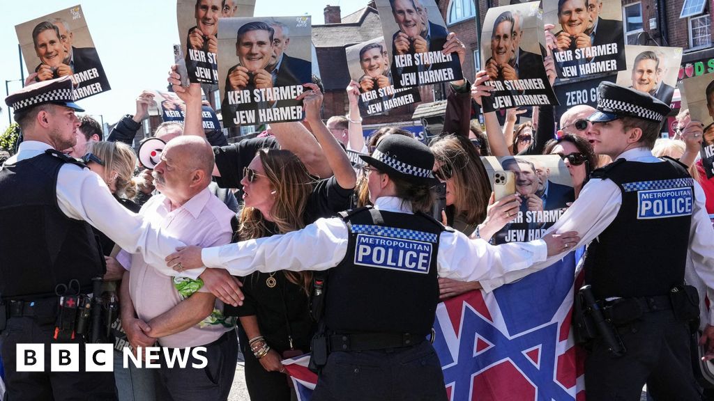 Protesters demonstrating against Keir Starmer in Golders Green, London.