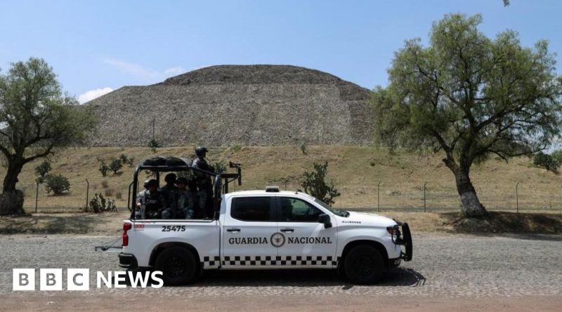 Tourists in professional attire visit the pyramid of Teotihuacan amidst safety concerns.