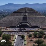 Busy tourist scene at Teotihuacán pyramids following the shooting incident.