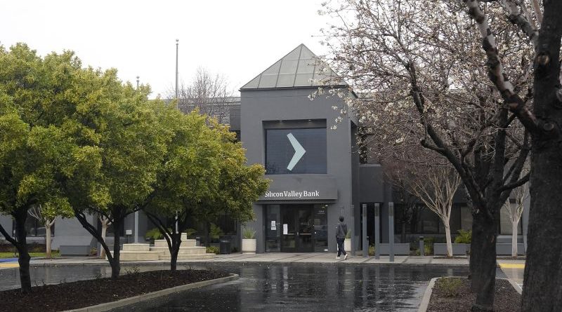 Diverse entrepreneurs discussing strategies during the Silicon Valley Bank crisis.