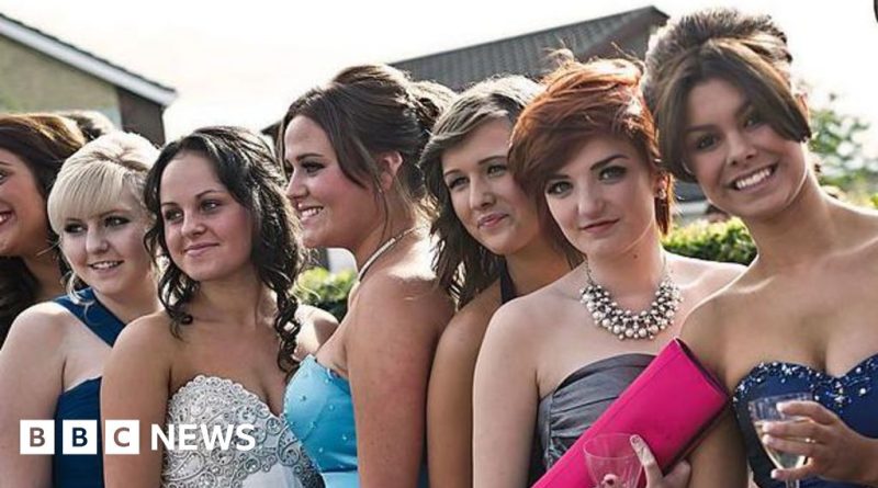 High school students at prom celebrating together highlighting high prom costs.