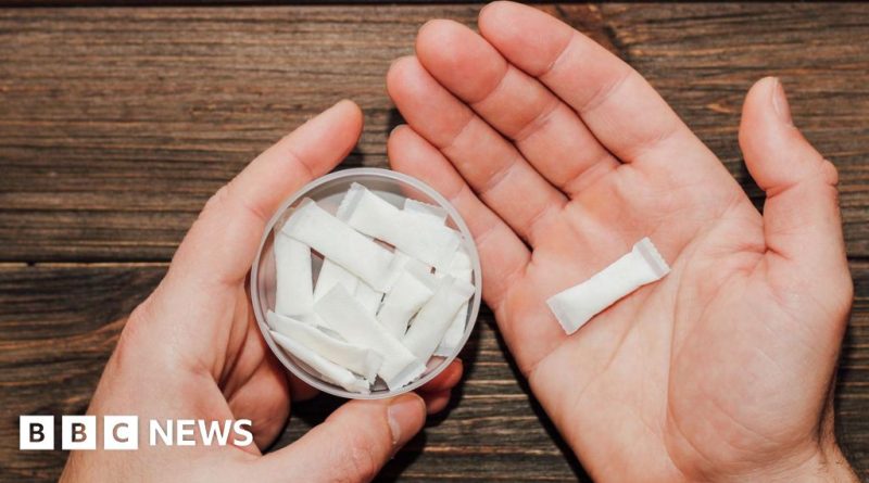Group of teens discussing caffeine pouches in a gym setting.