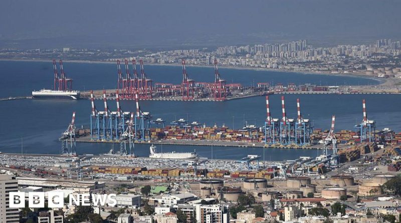 Officials discussing Ukraine Israel grain shipments in a conference room.