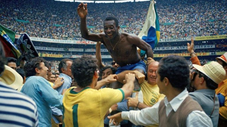 People discussing Pelé's life moments in a professional setting.