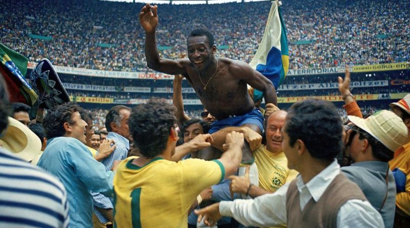 People discussing Pelé's life moments in a professional setting.