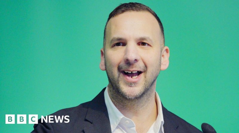 Green Party leader discusses police criticism with colleagues on accountability.