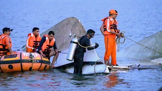 Rescue workers at Bargi Dam during the tragic boat accident recovery.