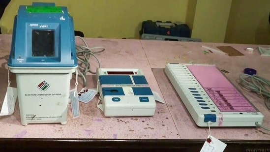 Voters participating in South 24 Parganas voting at polling booths.